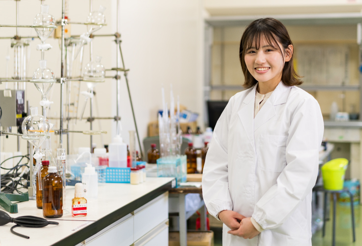 入社3年目で担当した大プロジェクトが自信とやりがいに。<br />
基礎研究に基づく「無添加石けんの良さ・価値」を広めたい。<br />
シャボン玉石けん 研究開発部・基盤研究課　吉田光希(みき)