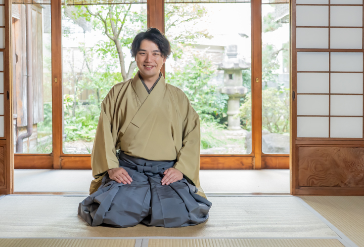 伝統と革新が調和した茶事へと<br />
軽やかに誘う次世代の茶人<br />
茶道表千家准教授 <br />
岡田 宗凱さん<br />