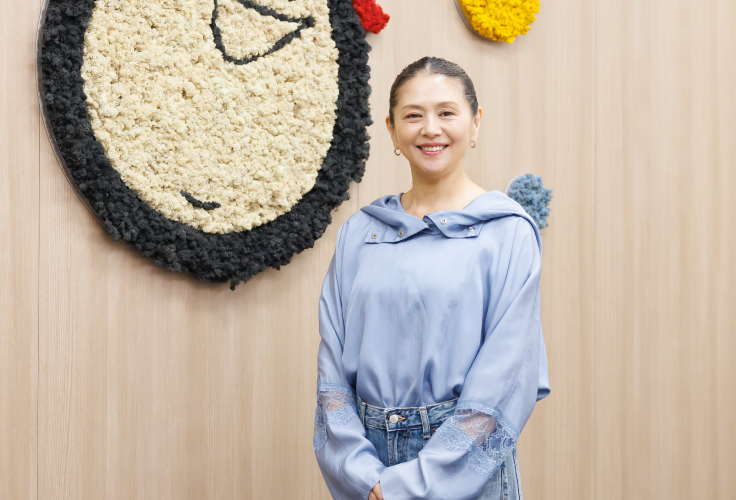 先を歩く者の〈本気の姿勢〉を<br />
見せることで<br />
次の世代を支えたい<br />
アーティスト　小泉今日子さん